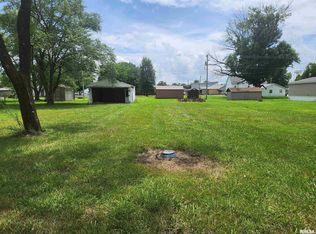 105 W 1st St, Ina, IL 62846