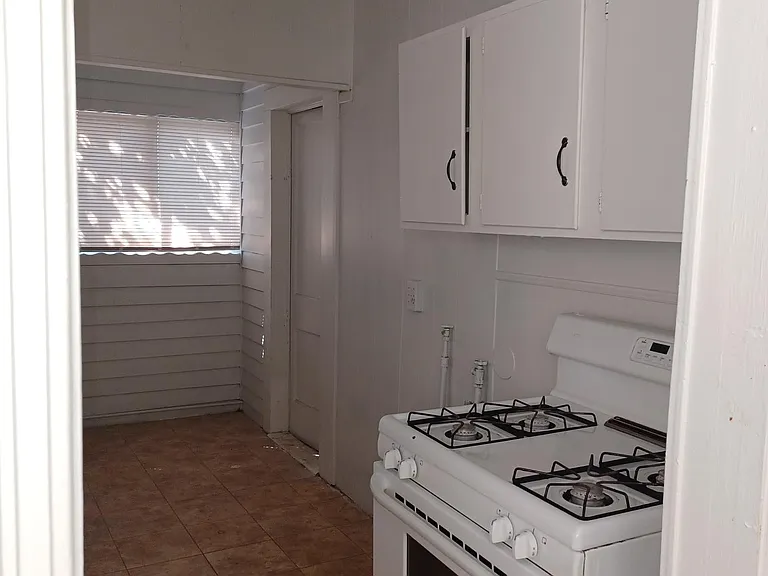1028 SW 31st St — Photo 4