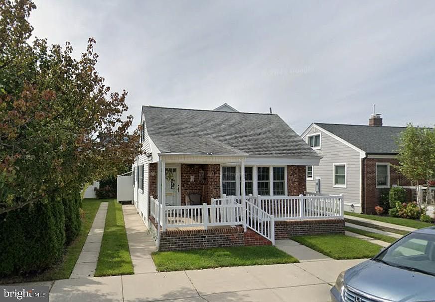 1st image of 210 N Nassau Ave