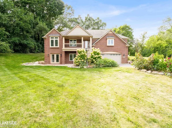 685 Sunset St, White Lake, MI 48383