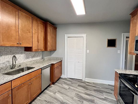 5th image of 402 N Sheppard St APT 2