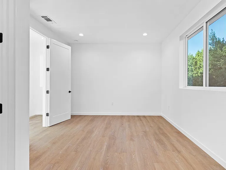 6846 Cedros Ave — Photo 15
