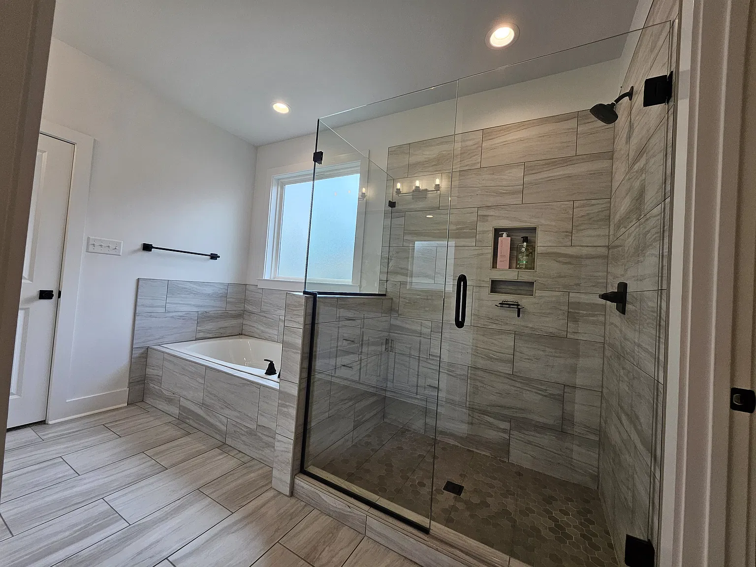 3 bed, 1900 sqft, $2,500 — Photo 3