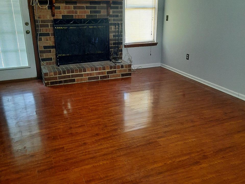1st image of 7 Chesterfield Dr