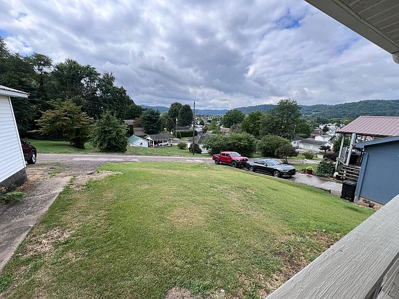 4th image of 367 Long St
