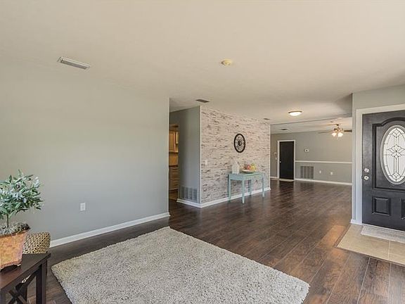 2nd image of 515 E Anglewood Dr