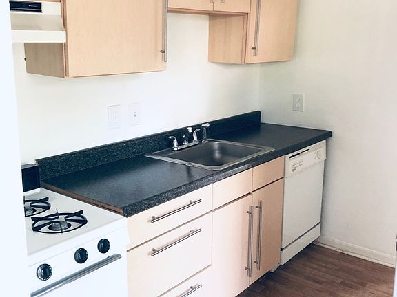 2nd image of 547 Elmwood Dr NE APT 4