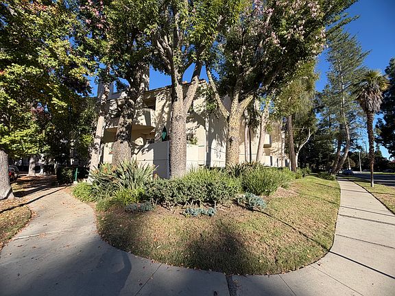 3rd image of 5420 Sylmar Ave APT 210