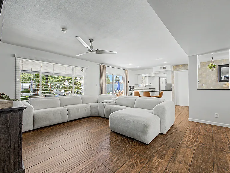 1958 E Laguna Dr — Photo 8