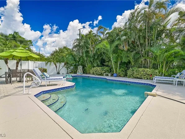 572 105th Ave N, Naples, FL 34108