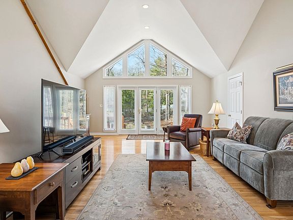 3rd image of 28 Summit Drive