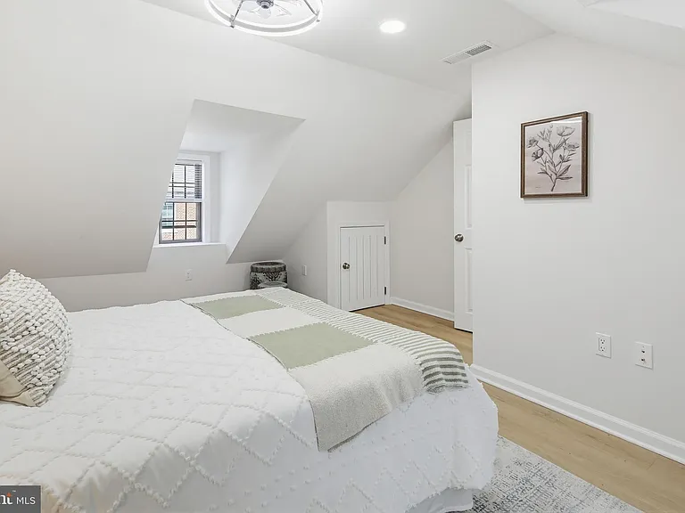 843 E Lombard St — Photo 17