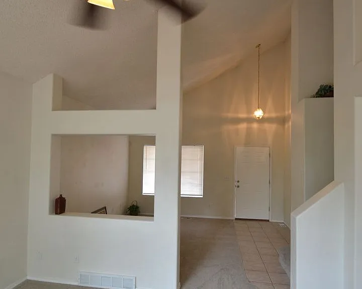 815 Riverview Ln — Photo 3