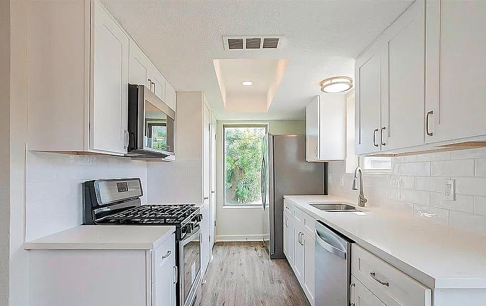 2nd image of 16 Dublin Dr