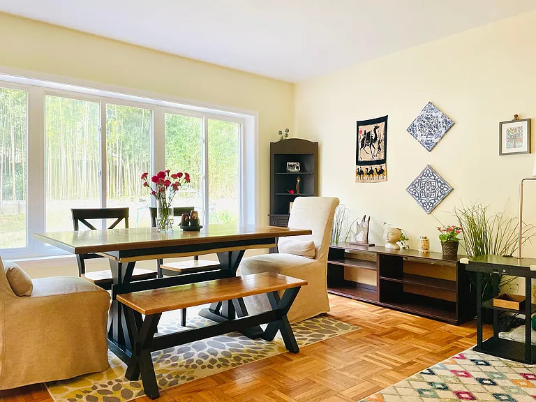 Dining Table and Chairs. (Extendable to seat 8 people).