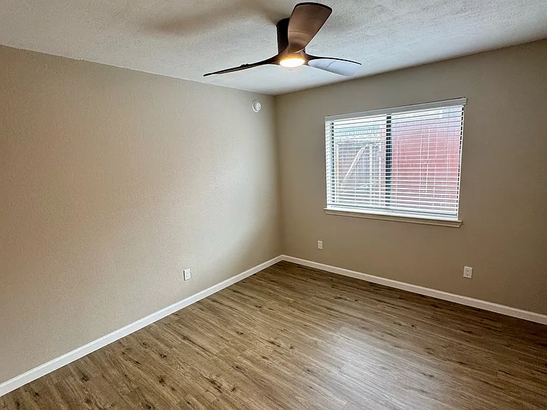 3205 Hillcrest Dr — Photo 12
