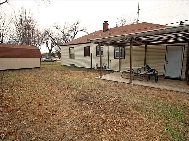 1120 S Ash St — Photo 3