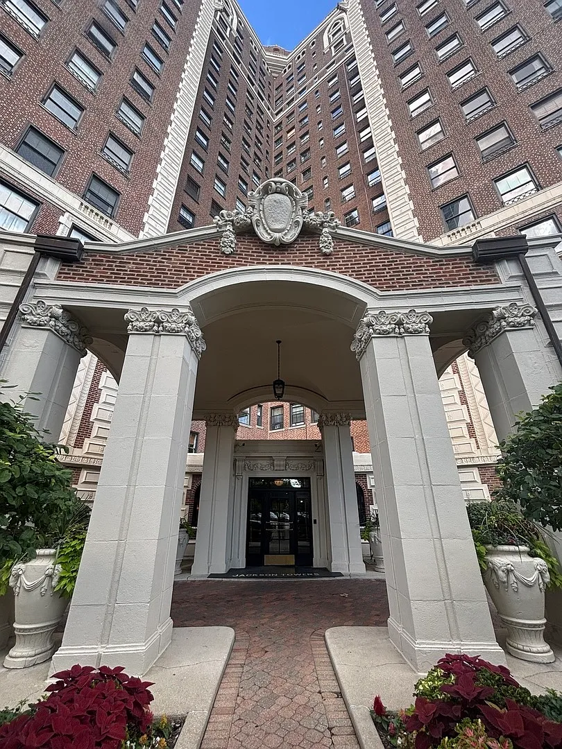 4 bed, $6,500 — Photo 1