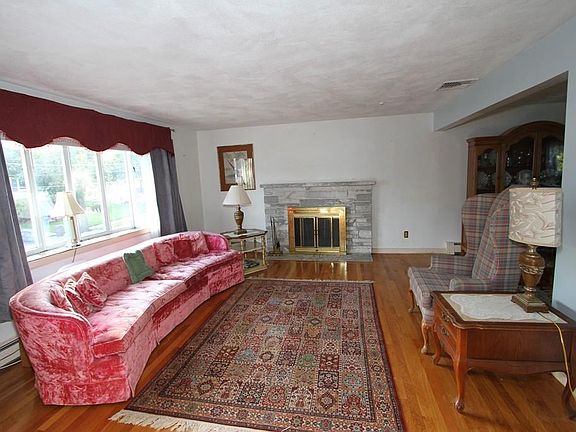 3rd image of 64 Joan Dr