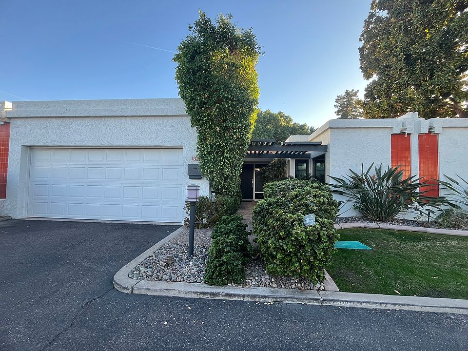 Townhome located on private drive w/ 2-car garage