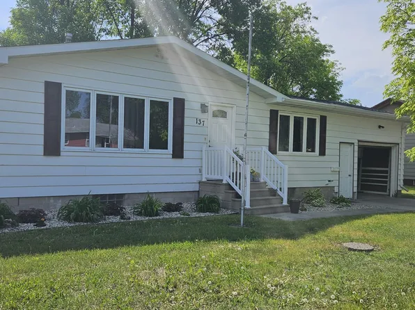 137 N 7th St, Warren, MN 56762