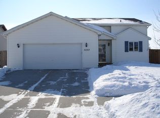 5237 8th Ave N, Grand Forks, ND 58203