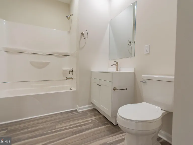 215 King St W #B — Photo 30
