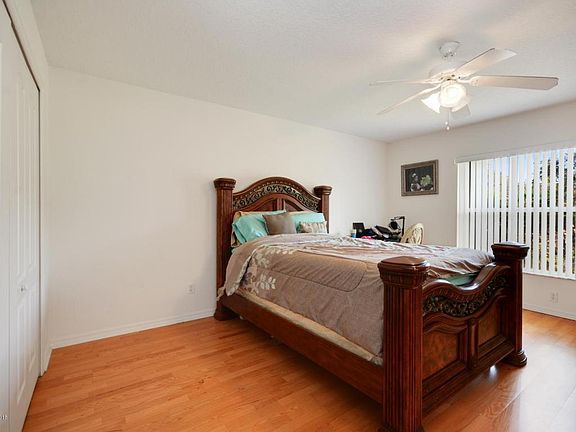 5th image of 973 Villa Dr