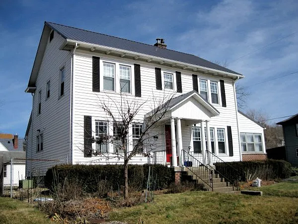 302 E State St photo 1
