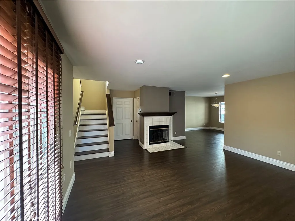 3 bed, 2.5 bath, 1404 sqft, $4,400 — Photo 3