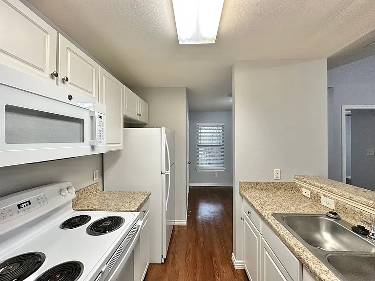 8720 Mansion Creek Cir — Photo 23