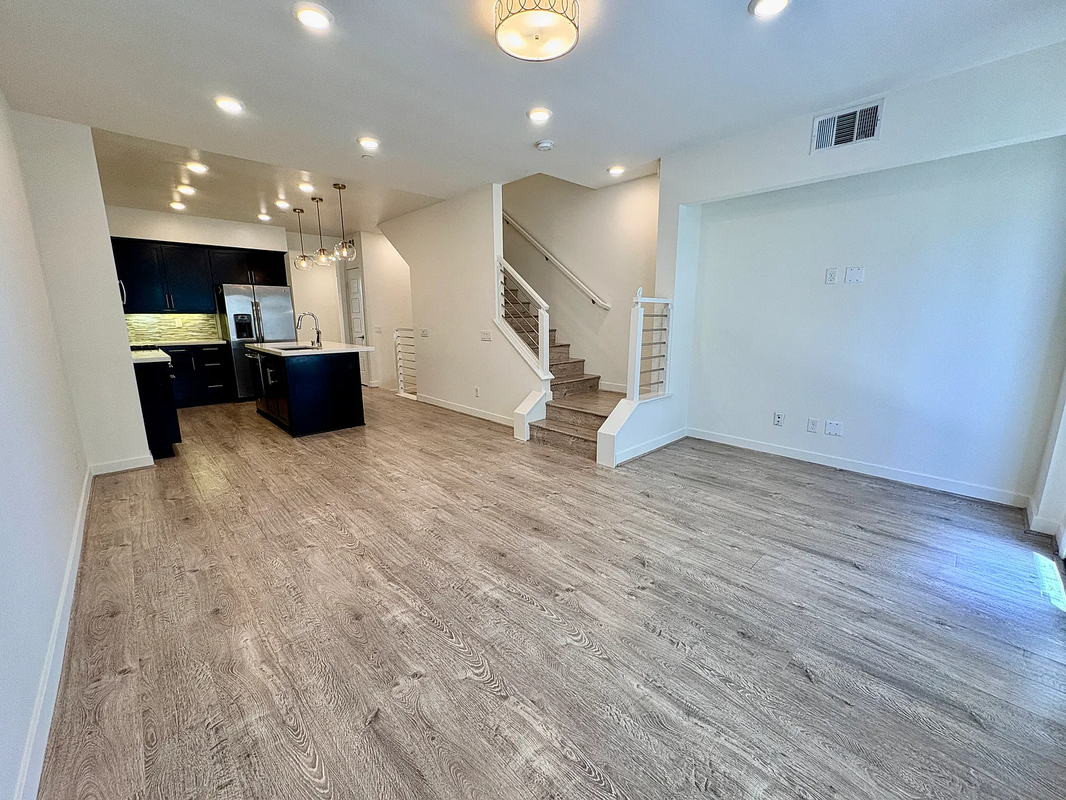 3 bed, 1390 sqft, $3,400 — Photo 3
