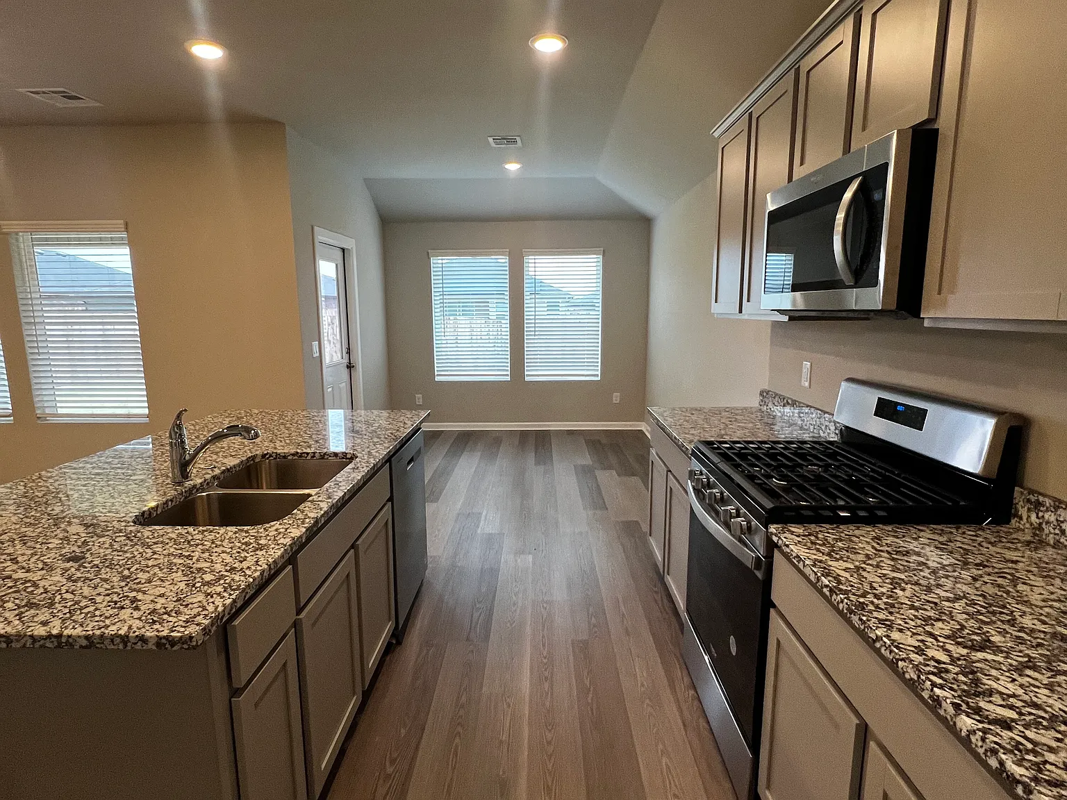 3 bed, 1501 sqft, $1,900 — Photo 3