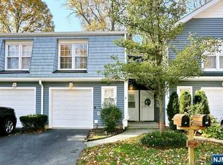 8 Crestwood Mews, Allendale, NJ