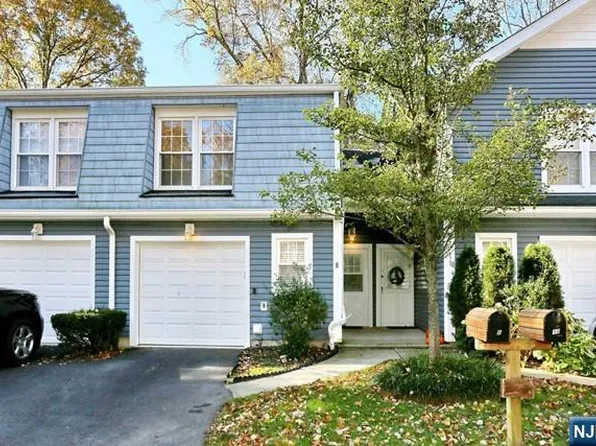 8 Crestwood Mews, Allendale, NJ 07401