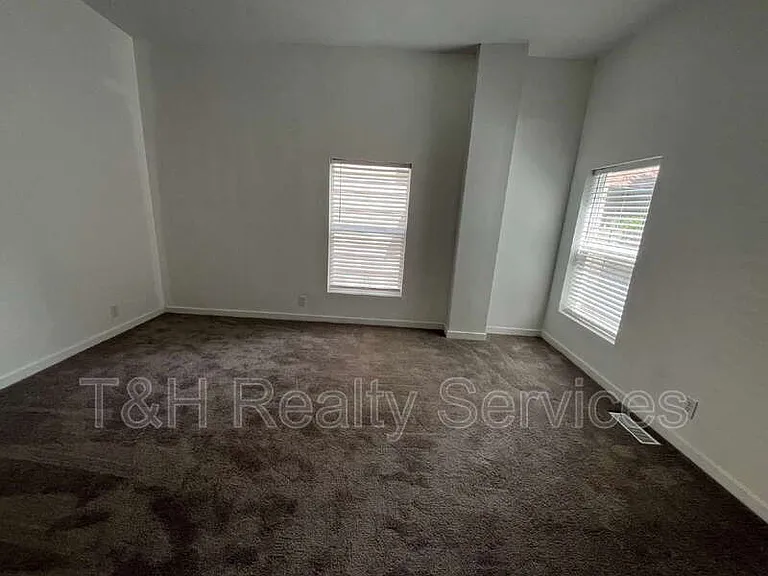 210 N Keystone Ave — Photo 5