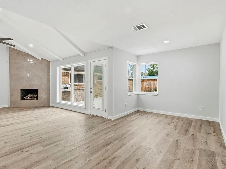 15215 Parkville Dr — Photo 32