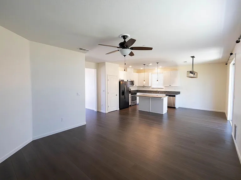 1604 Sidonia St — Photo 5