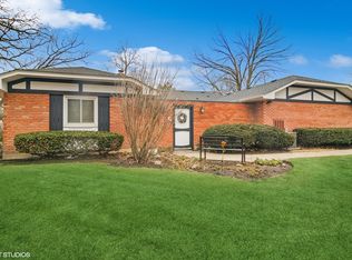 4 Dunbar Ln, Rolling Meadows, IL 60008