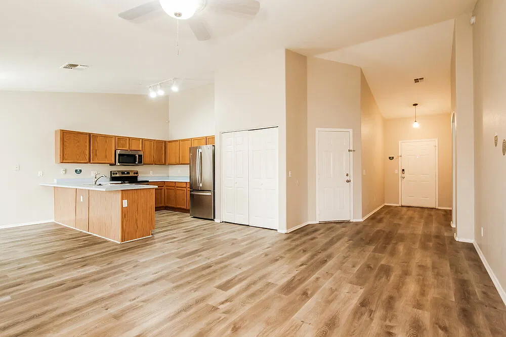 3 bed, 2.0 bath, 1241 sqft, $2,340 — Photo 4