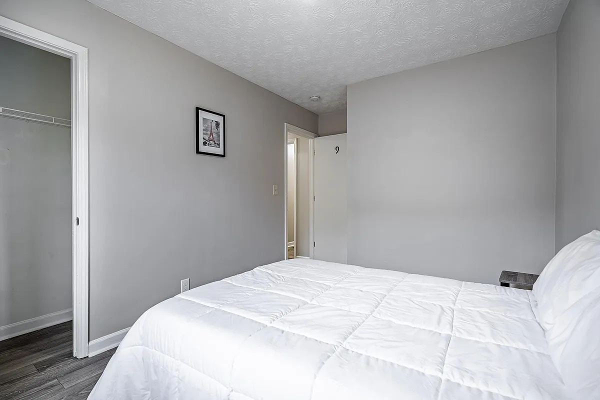 Building Photo - Candler Woods Dr