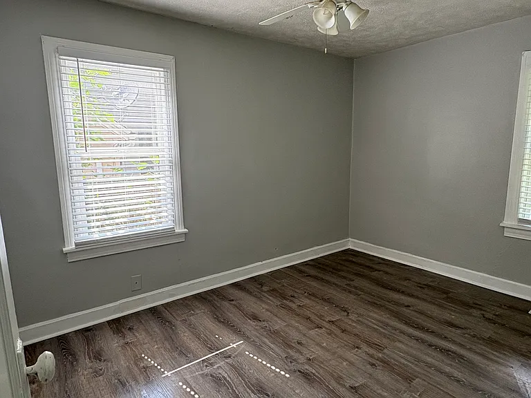 2604 E Riverside Dr — Photo 6