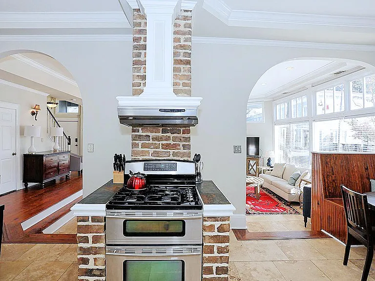 415 E Gordon St — Photo 16