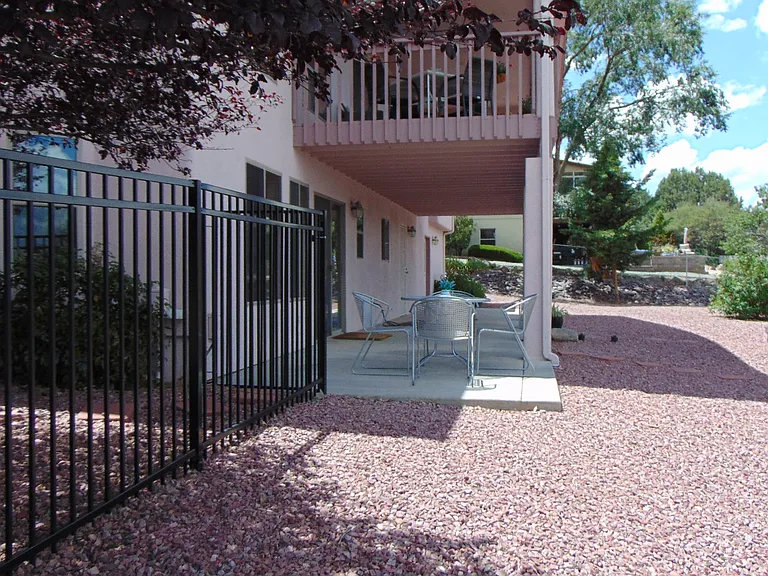 1065 Longview Dr — Photo 2