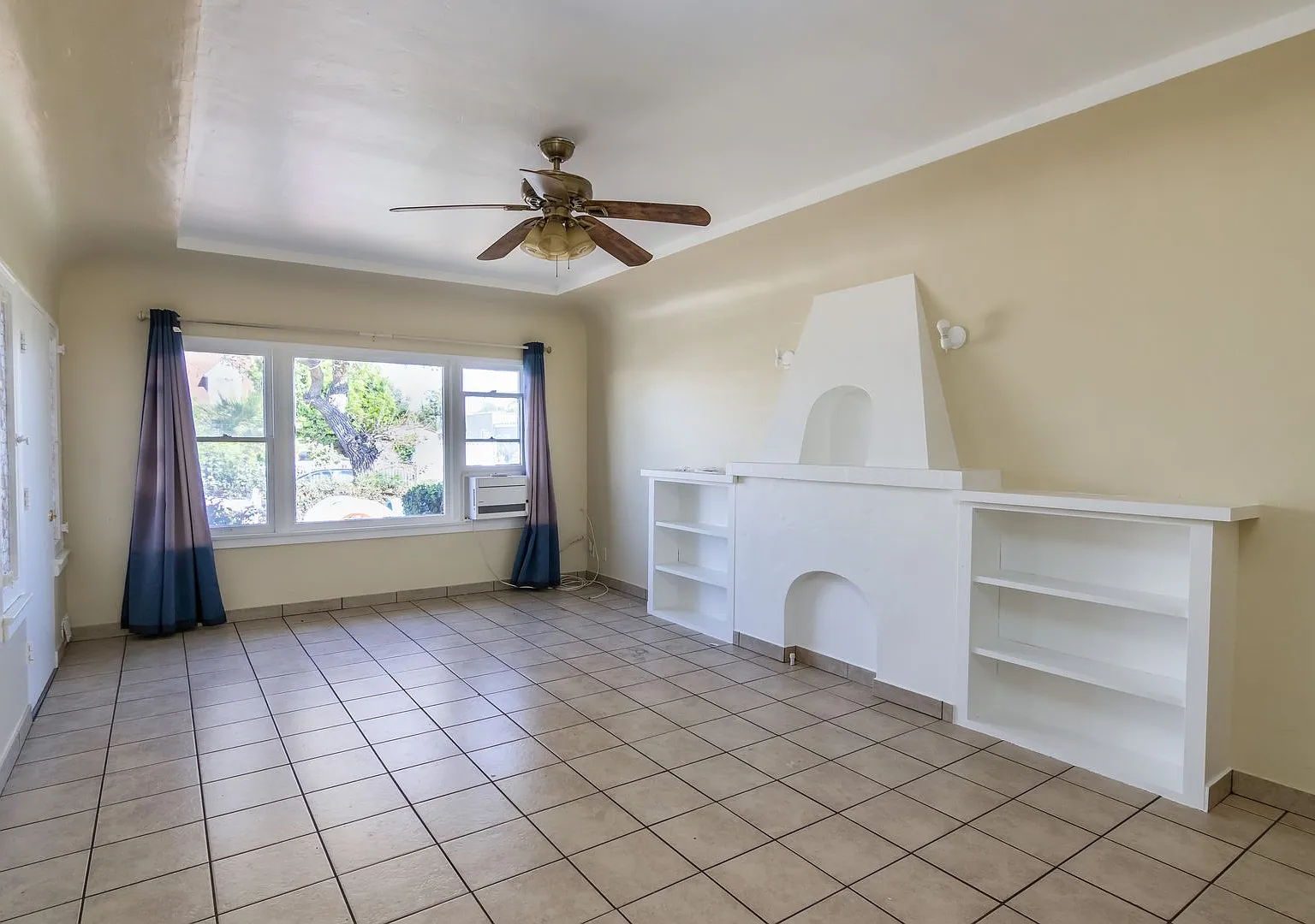Spacious 1-Bedroom Apartment in Huntington Park — Photo 1