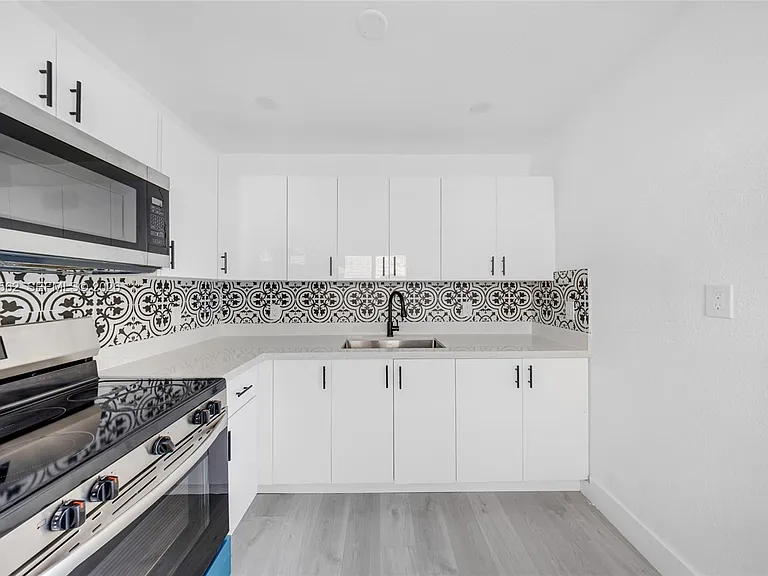 920 NW 8th Ave #3 — Photo 12