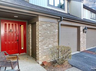 24 Whitman Ln, Mahwah, NJ 07430