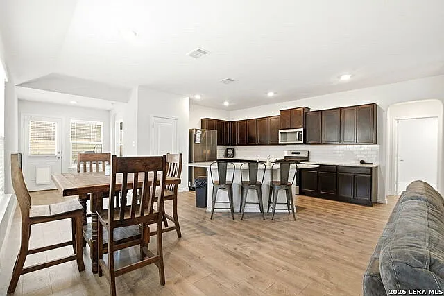 4 bed, 1901 sqft, $2,100 — Photo 2