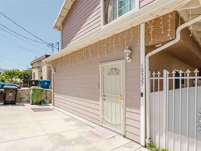 10327 1/2 Hillhaven Ave — Photo 3