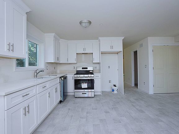 4th image of 156 Davis Ave